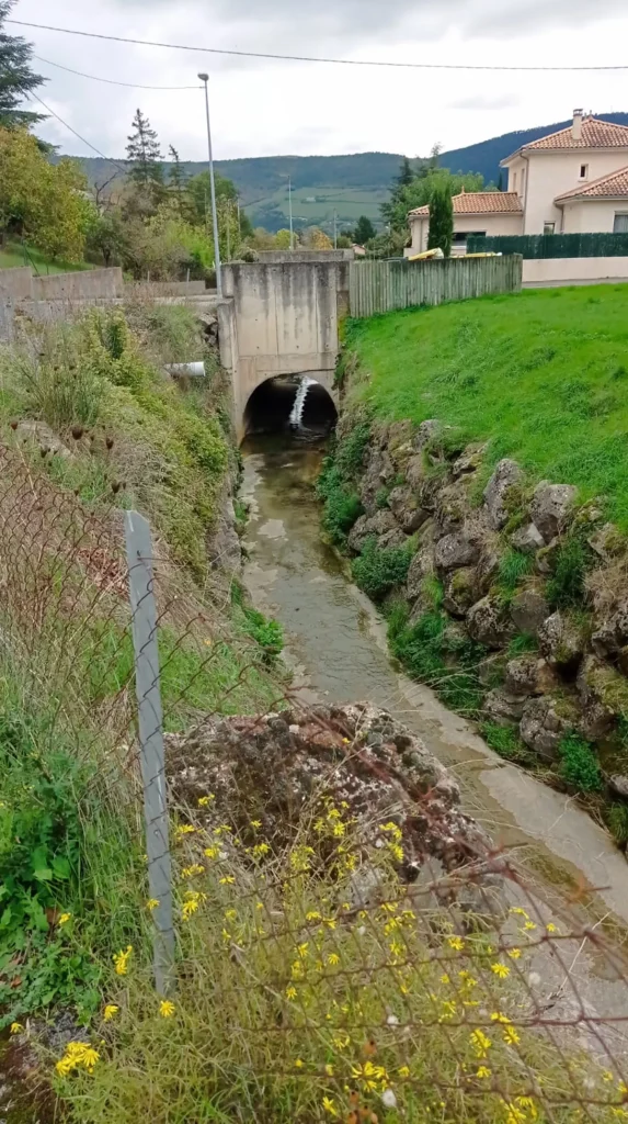 Le ruisseau de Ladoux.