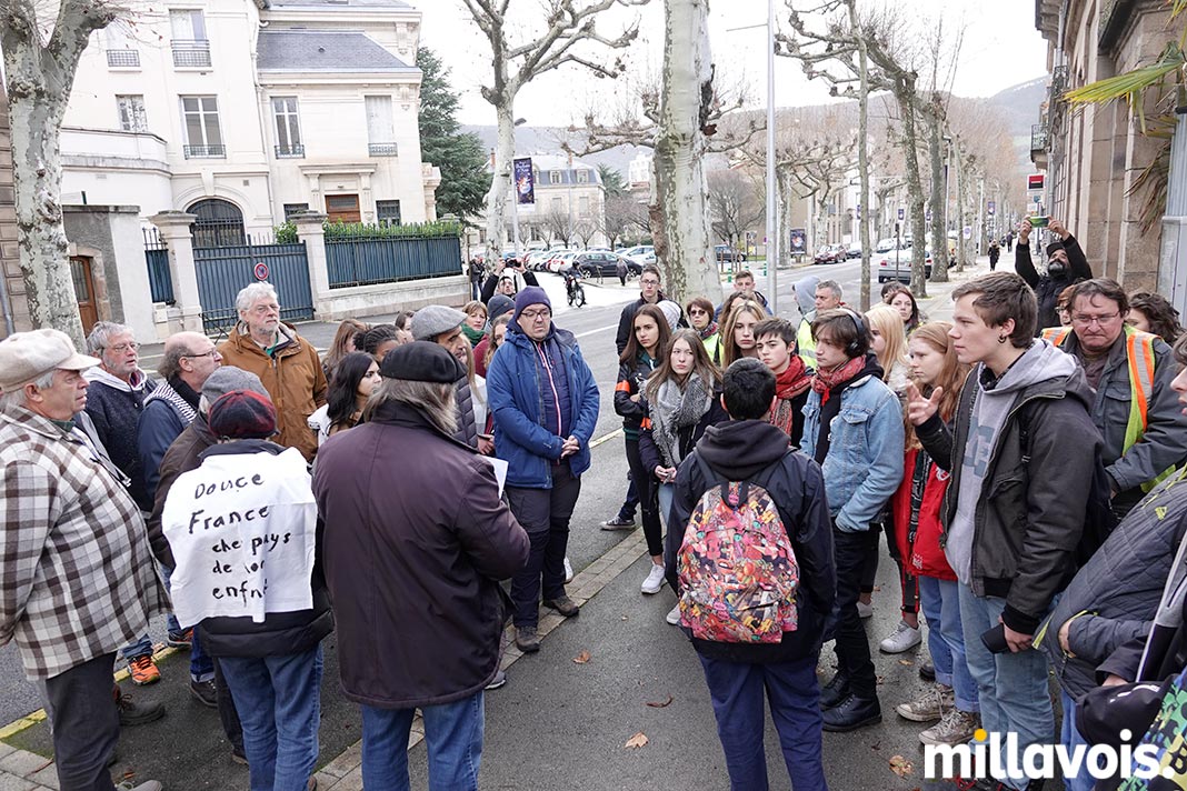 Millau. Des « citoyens en colère » s’agenouillent devant la sous-préfecture 3 millau manifestation sous prefecture 01