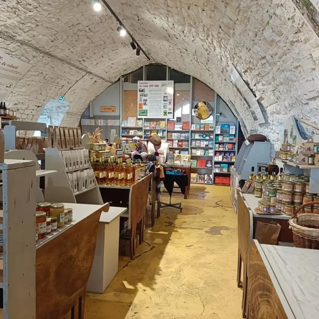 Millau. La Jasse Maison du Larzac, plus qu’un bâtiment, une histoire bien vivante et une boutique 3 millau la jasse maison larzac 12