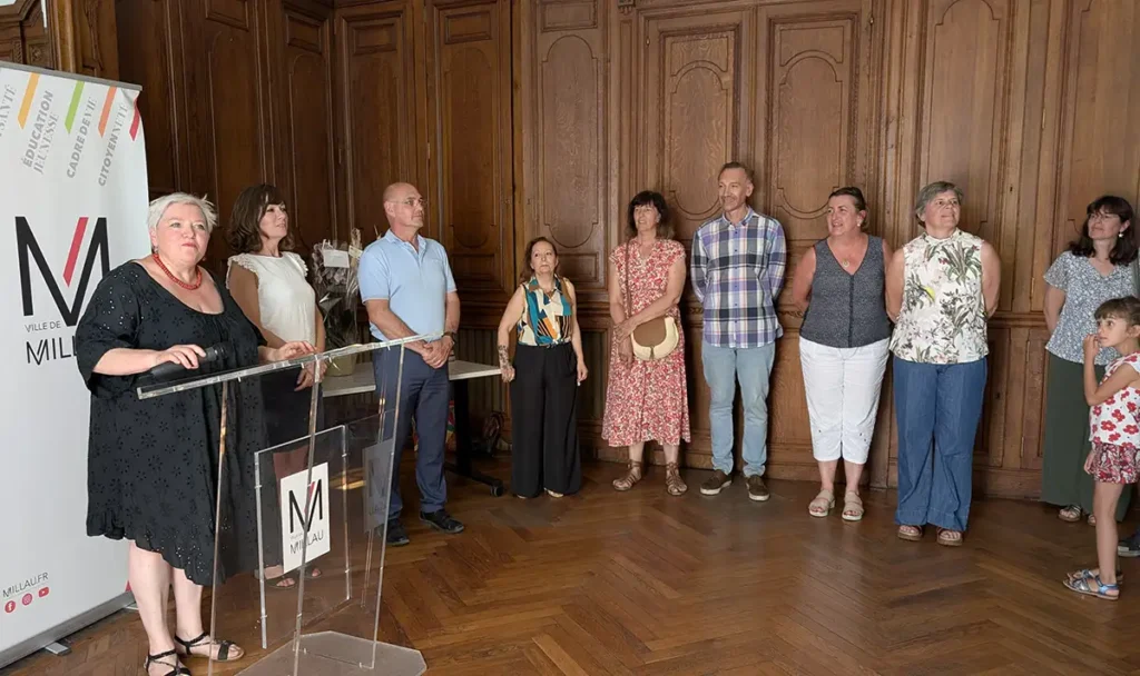 Millau. Joëlle et Isabelle, des assistantes maternelles honorées pour leur dévouement 2 millau medaille famille 1