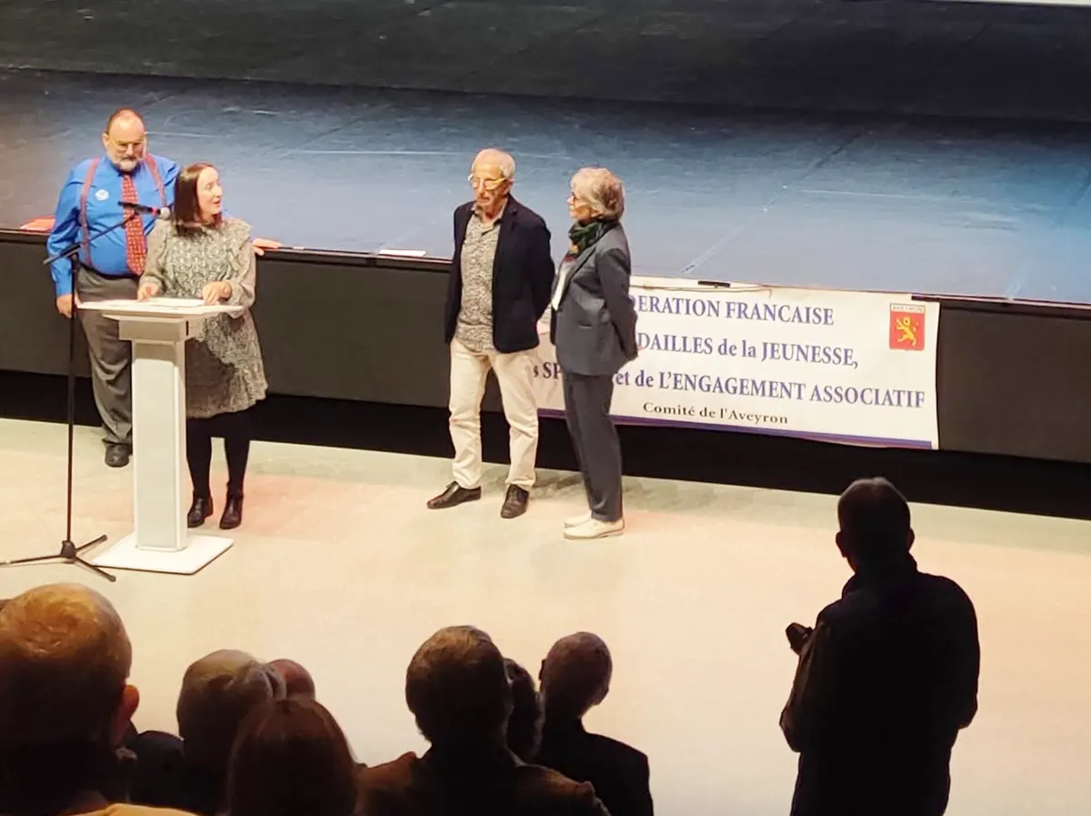 Trois Millavois décorés pour leur engagement associatif 2 millau medaille jeunesse sport serge secail