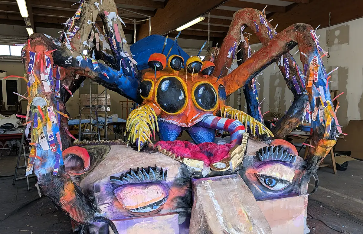 Millau : l’« IArraignée » sort de l’ombre, le Carnaval 2026 promet un joyeux chaos ! 2 millau mascotte carnaval 2026 2