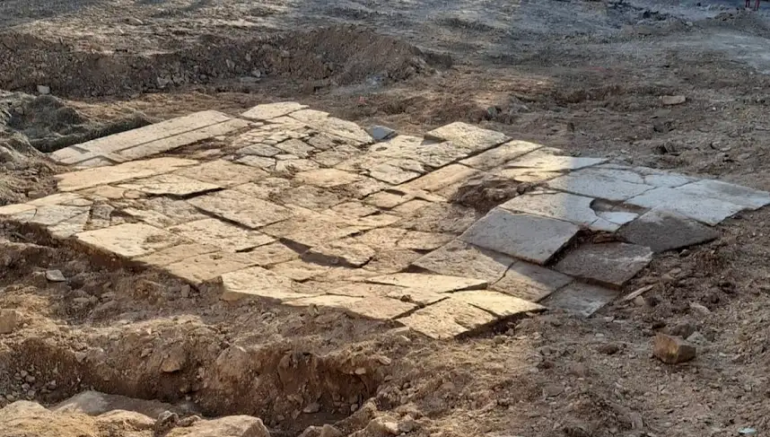 Saint-Georges-de-Luzençon : les travaux de la Placette suspendus après des découvertes archéologiques 3 saint georges luzencon fouilles archeologiques placette 03