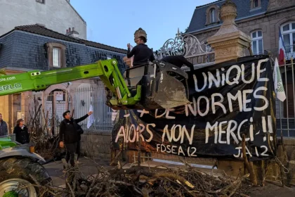 Agriculture : une haie symbolique plantée devant la sous-préfecture de Millau